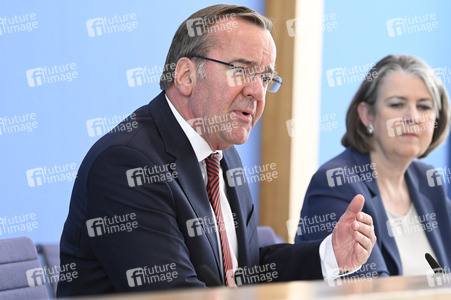 Bundespressekonferenz Neuer Wehrdienst in Berlin